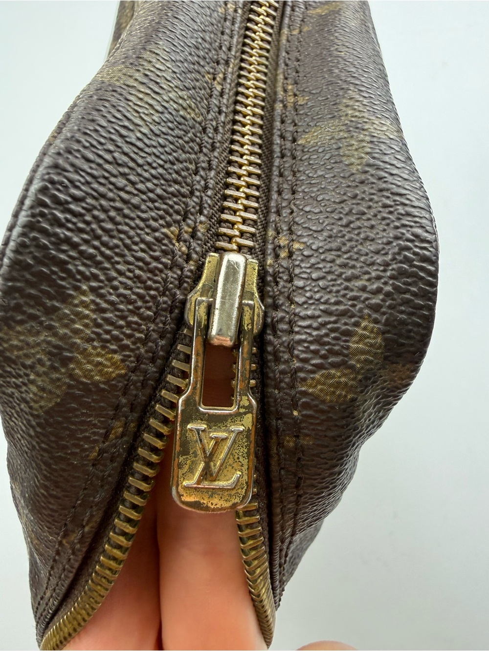LOUIS VUITTON Monogram Trousse Toilette 23 - Picture 17 of 17